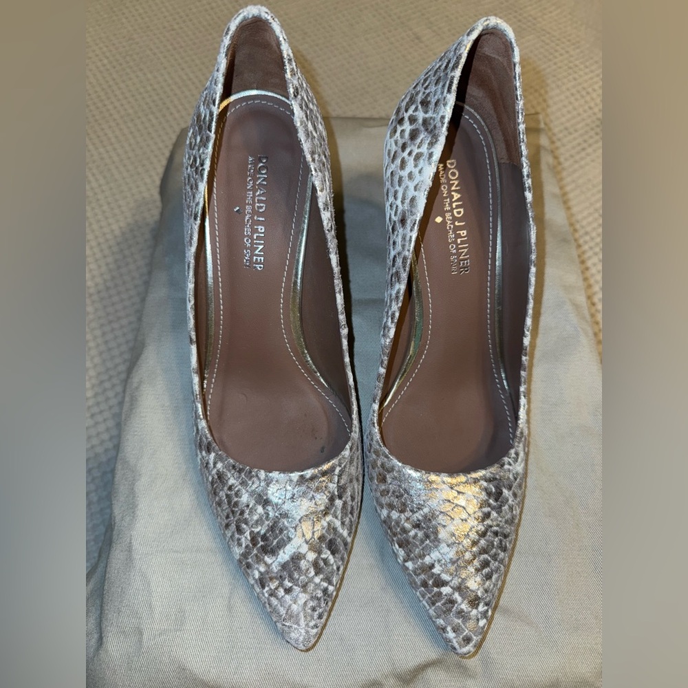 Donald J Pliner Treva Embossed pump size 8